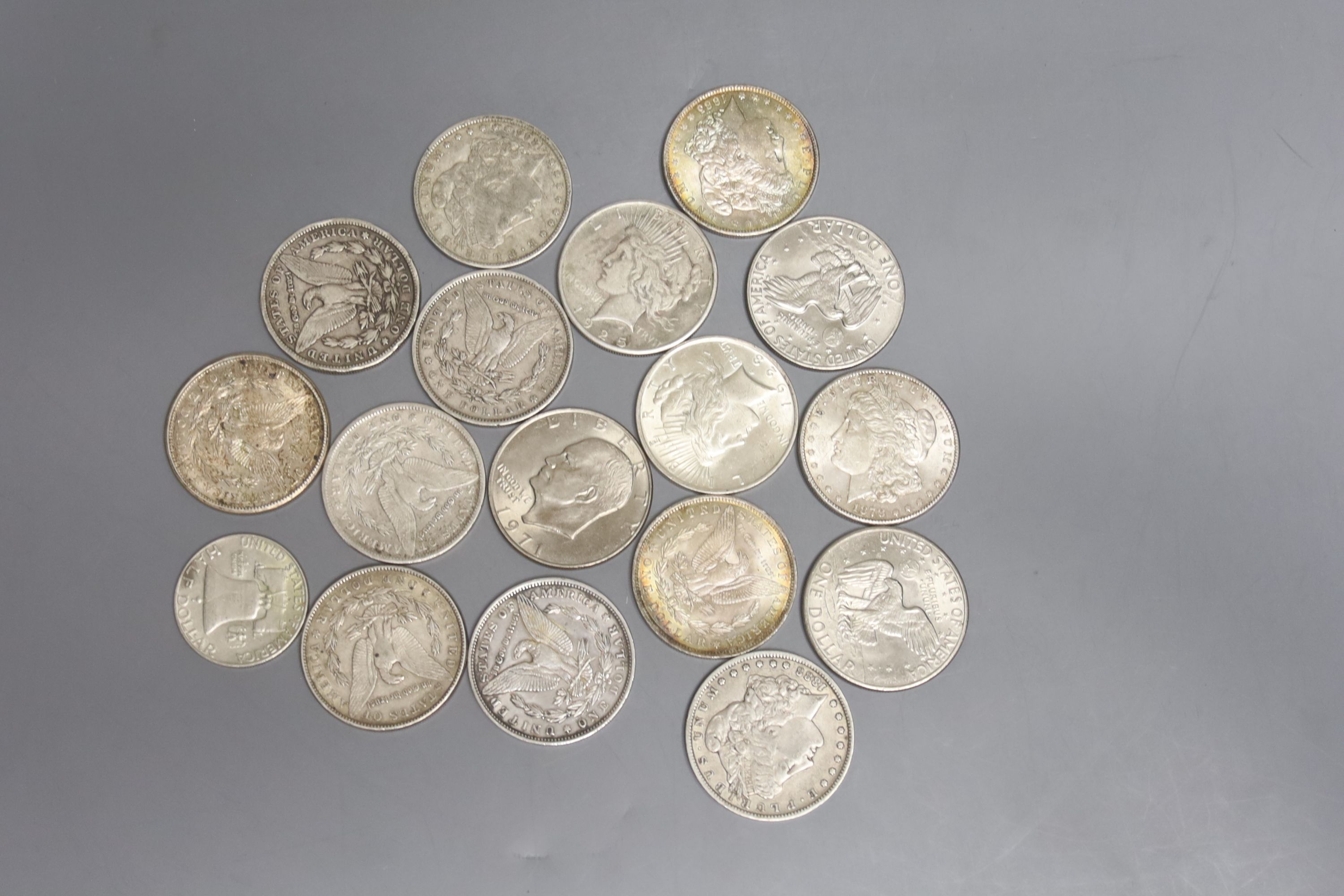 A group of US Morgan dollars and later dollars (17)